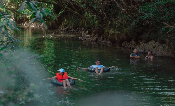 Vista de las pozas cristalinas de Reserva Sachichaj
